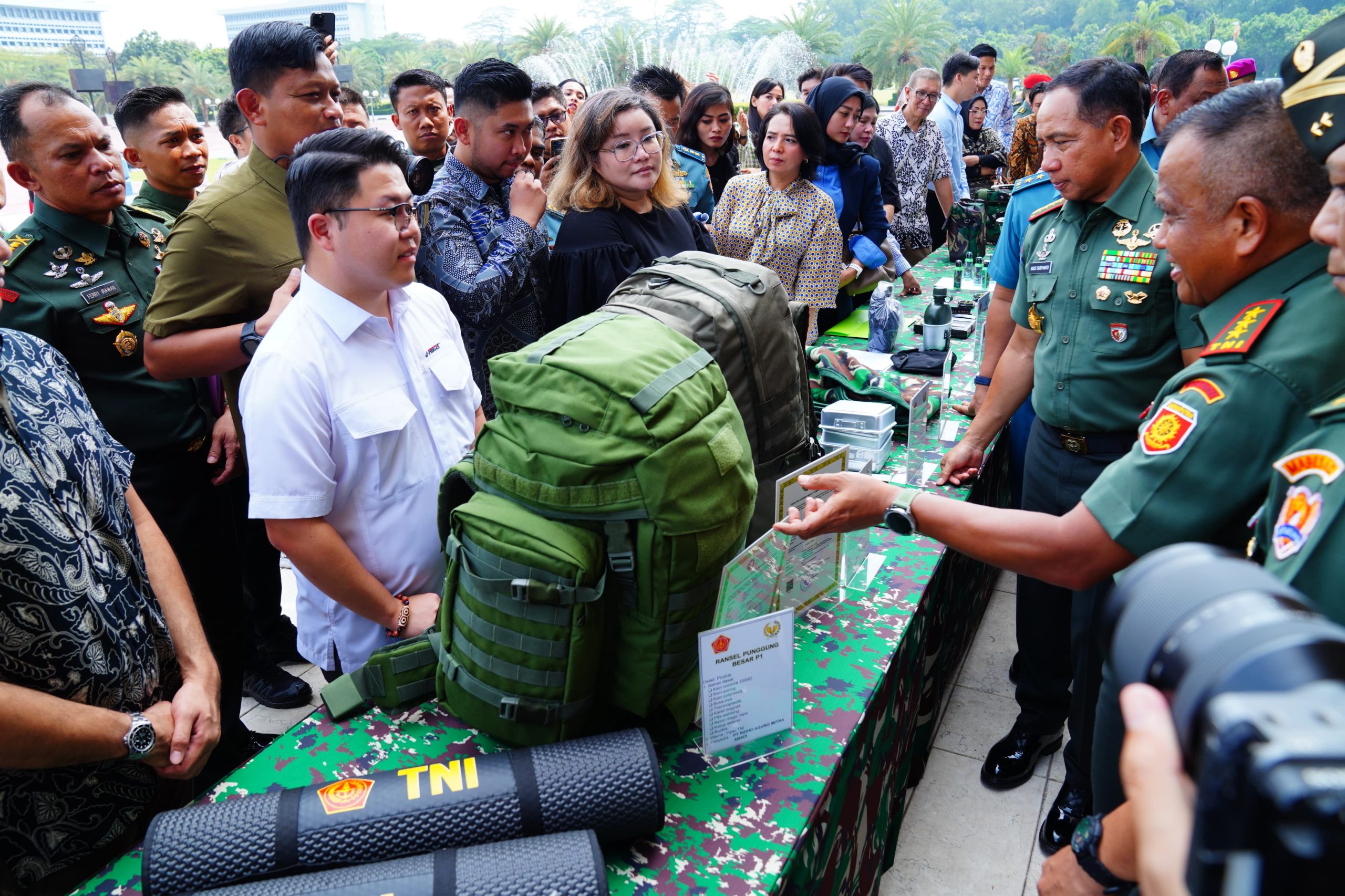 Panglima TNI Mengecek Perlengkapan Operasi Dalam Negeri 2024 - LOPAN NEWS