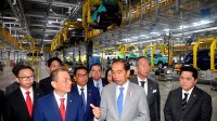 Foto : Presiden RI Joko Widodo Melihat Secara Langsung Perakitan Mobil Listrikmobil listrik VinFast di Kota Hai Phong, Vietnam, Sabtu (13/01/2024)