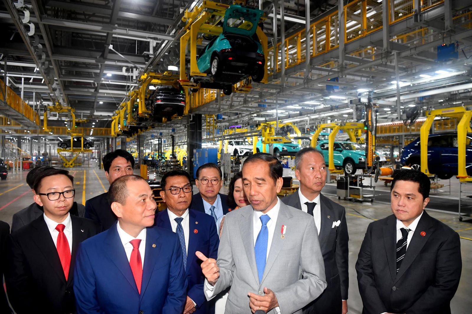 Foto : Presiden RI Joko Widodo Melihat Secara Langsung Perakitan Mobil Listrikmobil listrik VinFast di Kota Hai Phong, Vietnam, Sabtu (13/01/2024)